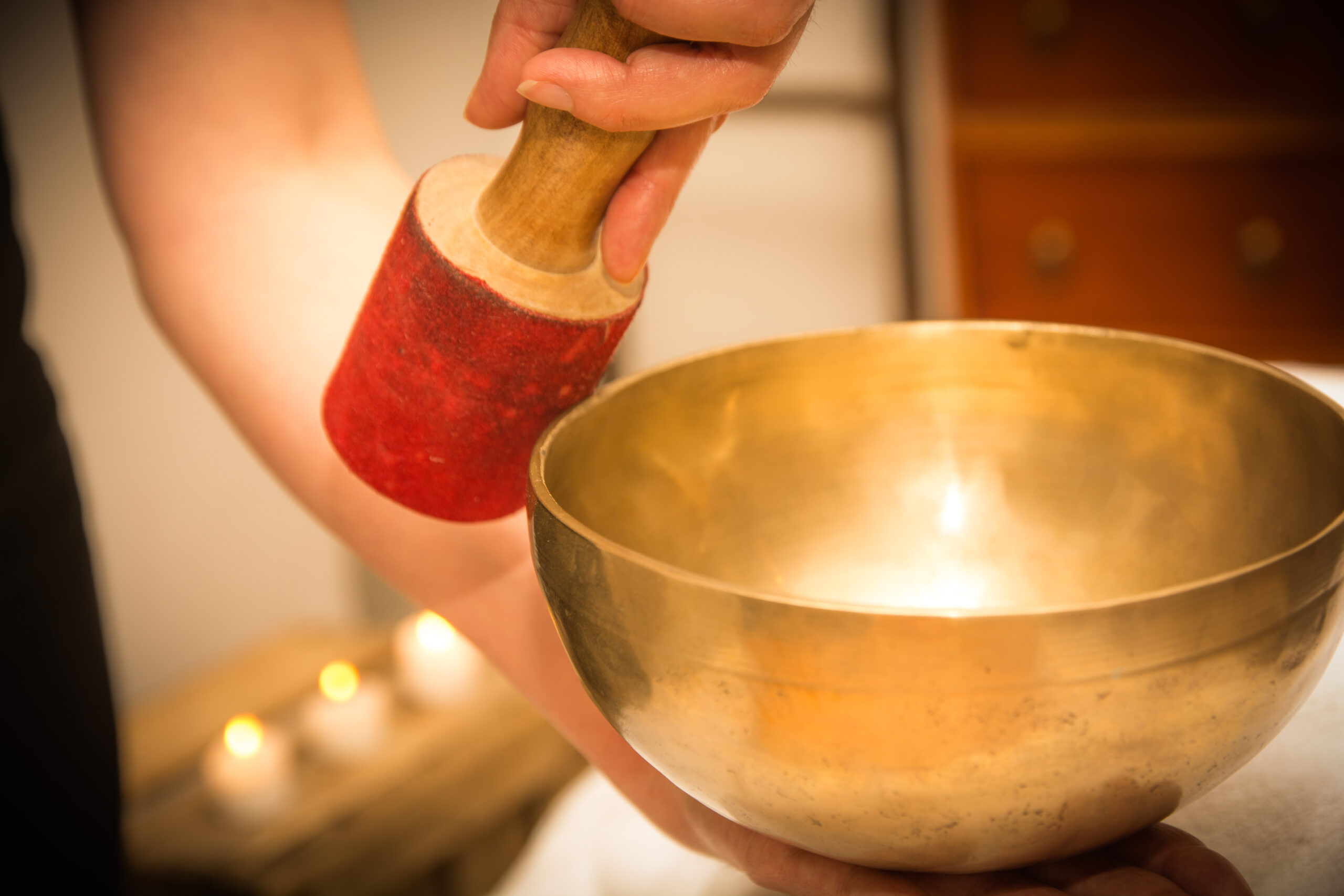 Femme recevant un massage intuitif à Elliant