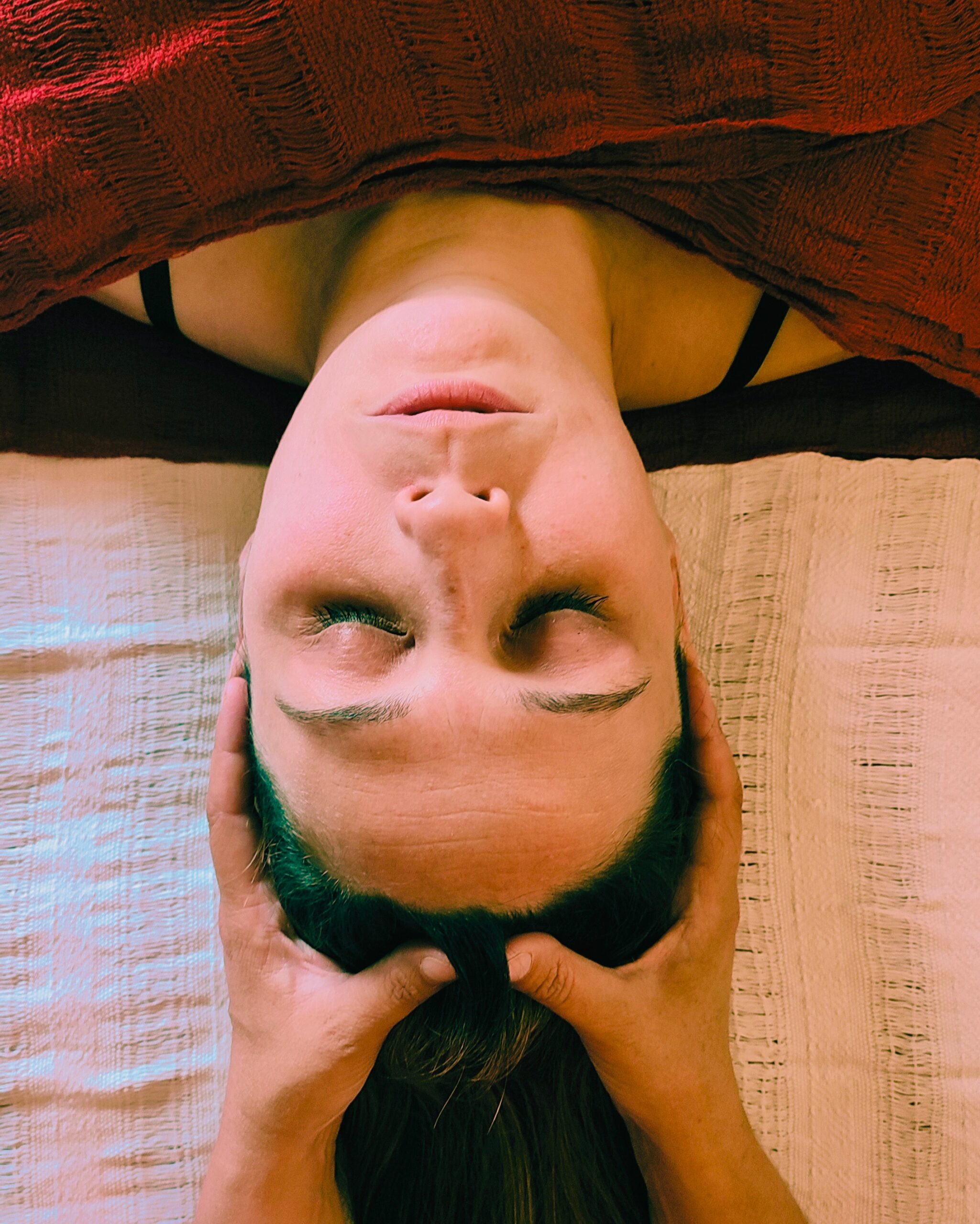Femme recevant un massage intuitif à Elliant