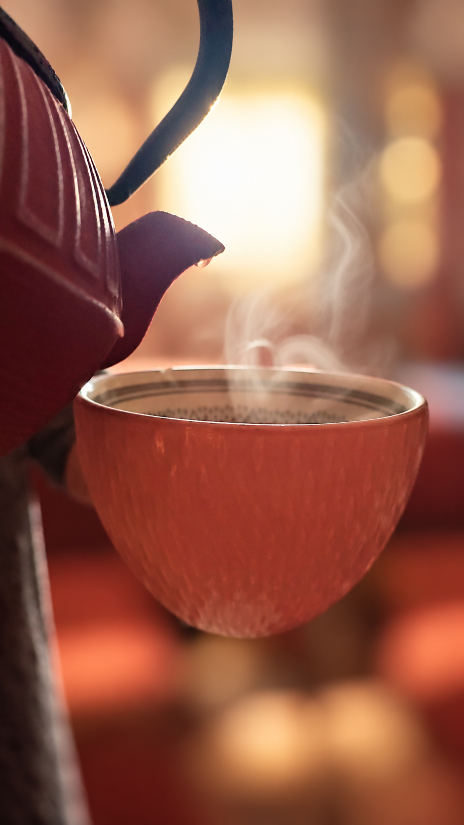 Pause détente après un massage intuitif à Elliant Tasse chaude et théière dans une ambiance de détente après un massage intuitif