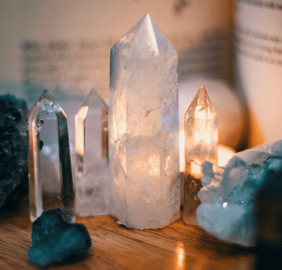 Pointe de cristal de roche utilisée dans l’univers du massage énergétique Chrong Mai