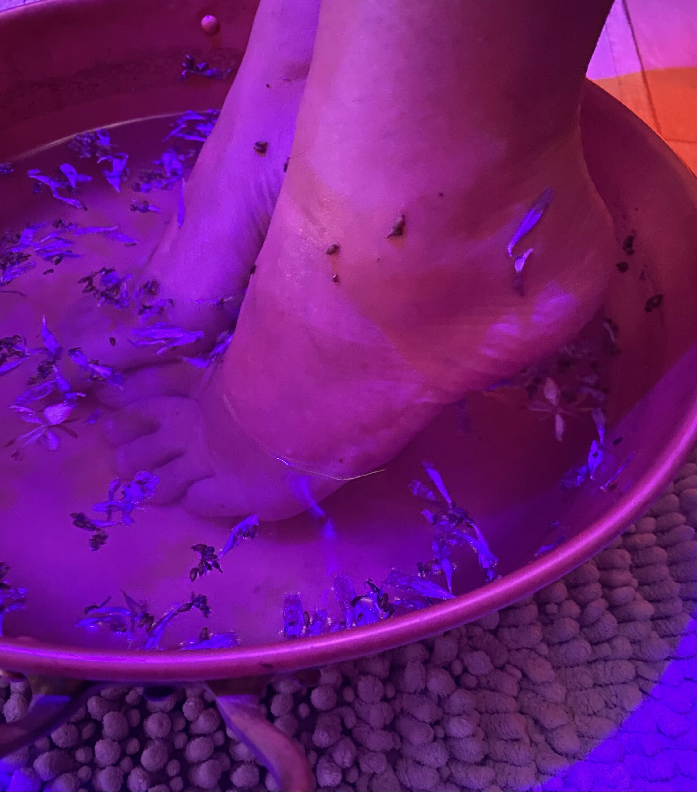 Bain de pieds fleuri préparé pour le rituel Rebozo de Regard Sur Soi à Commequiers.